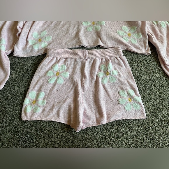 pink daisy cropped sweater & short set in size XL NWOT - Picture 5 of 6